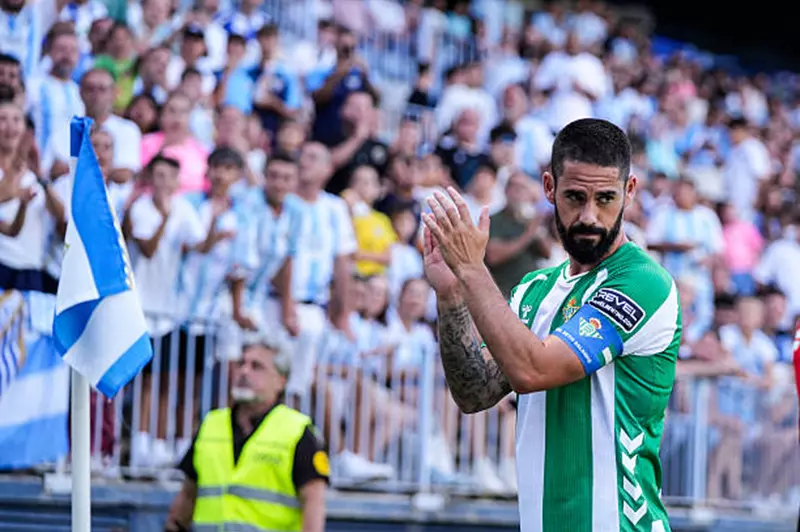 بيتيس يستكشف خيارات بديلة لإيسكو في ريال مدريد بعد الإصابة بيتيس يستكشف خيارات بديلة لإيسكو في ريال مدريد بعد الإصابة